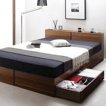 温かみのある寝室 北欧ヴィンテージ 棚・コンセント付き収納ベッド