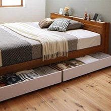 温かみのある寝室 北欧ヴィンテージ 棚・コンセント付き収納ベッド